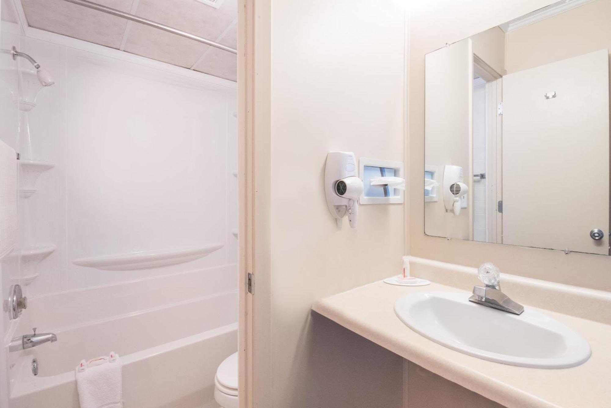 Knights Inn And Suites - Grand Forks Buitenkant foto