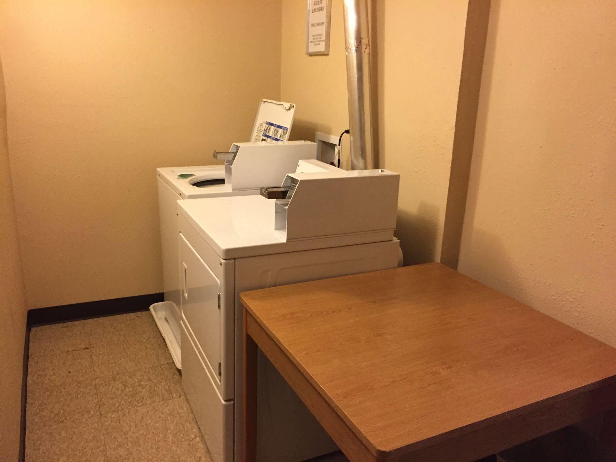 Knights Inn And Suites - Grand Forks Buitenkant foto