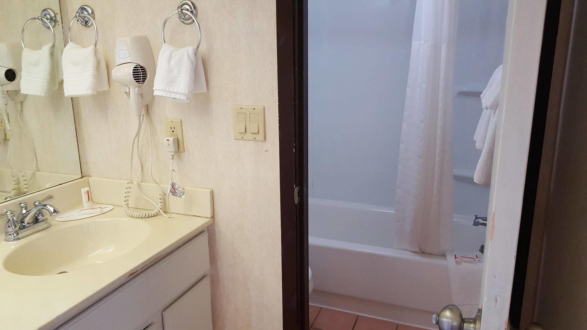 Knights Inn And Suites - Grand Forks Buitenkant foto